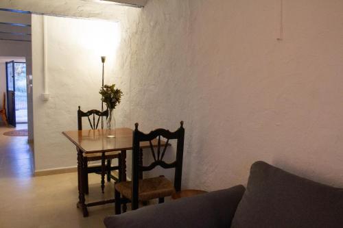 a dining room with a table and chairs and a couch at La Casita del Pastor in Loja