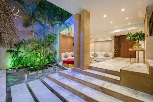 Luxury house, heated pool and Turkish bath Laurels! في ميديلين: ردهة فندق مزينة بلوحة جدارية لأشجار النخيل