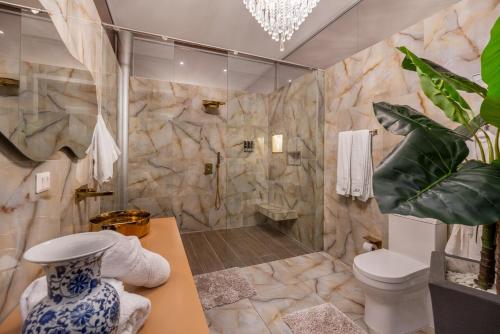 Luxury house, heated pool and Turkish bath Laurels! في ميديلين: حمام مع دش ومرحاض