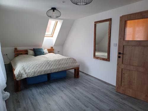 Postel nebo postele na pokoji v ubytování Apartmány Albipolis - Hořec a Modřín