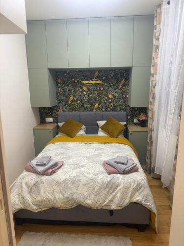 een slaapkamer met een bed met een schilderij aan de muur bij Cosy Hoche Saint Gervais in Pré Saint Gervais