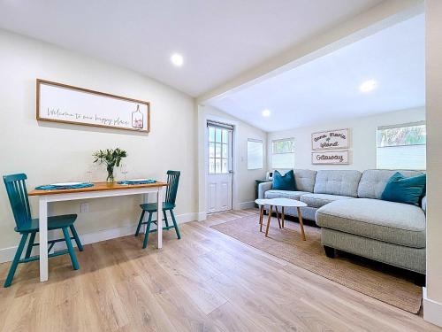 Posezení v ubytování Serendipity steps to beach & fishing dock