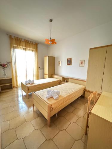 Dimora dei Nonni في Pomarico: غرفة نوم بها سريرين في الغرفة