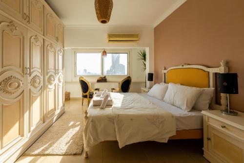 Una cama o camas en una habitación de 18th floor Nile View with Jacuzzi in Zamalek