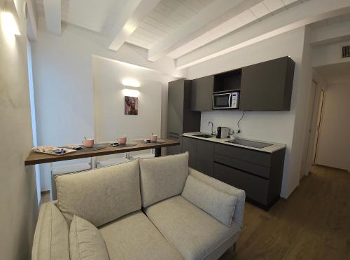 un soggiorno con divano e cucina di NALI Apartment 1 a Civitanova Marche