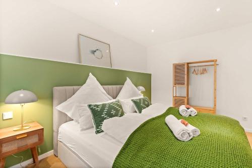 Postel nebo postele na pokoji v ubytování Superior Apartment Dingolfing - Design & Komfort