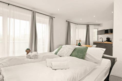 Кровать или кровати в номере Superior Apartment Dingolfing - Design & Komfort