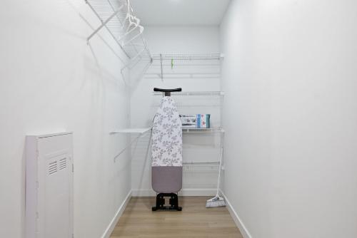 Un vestidor con una aspiradora rosa en una habitación. en Luxury 1Beds and 2Beds in Downtown Edmonton close to Rogers, en Edmonton