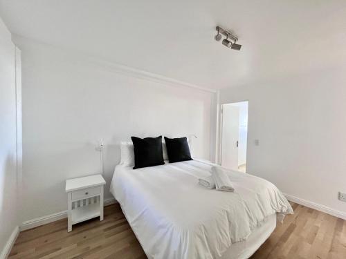 Ένα ή περισσότερα κρεβάτια σε δωμάτιο στο Voir la Mer - Kite Beach