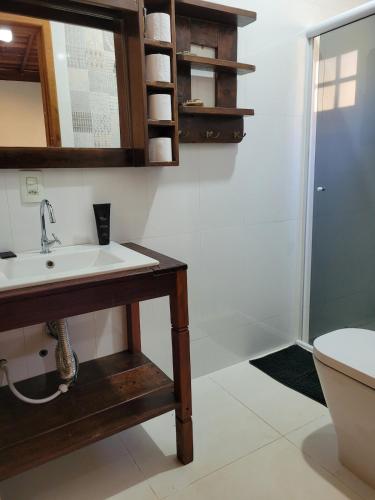 a bathroom with a sink and a toilet at Chácara Recanto Colibri in Socorro
