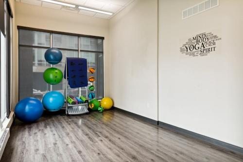 a room with balloons and a basket of balloons at Kasa Westown Milwaukee in Milwaukee