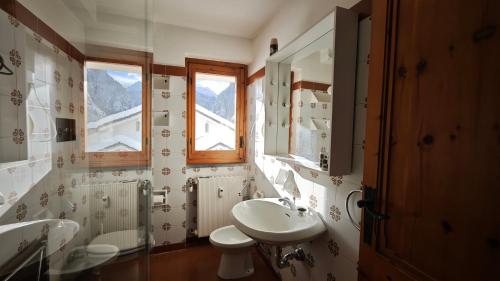 un bagno con lavandino e specchio di La Betulla a Verrand