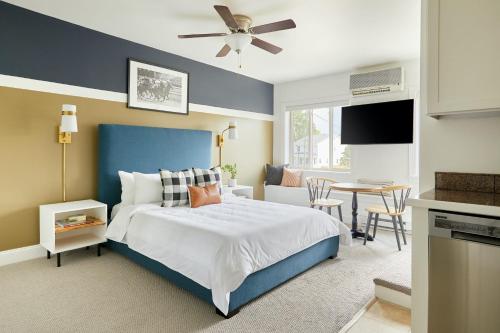a blue and white bedroom with a bed and a table at Kasa Del Ray Alexandria in Alexandria
