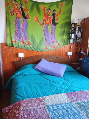 a bed with a large banner hanging above it at Hermoso loft a pasos del plan de Valparaíso in Valparaíso