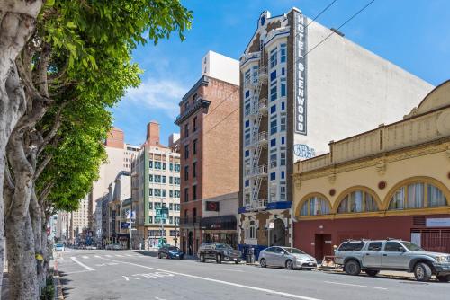 a city street with cars parked in front of buildings at Kasa La Monarca San Francisco in San Francisco