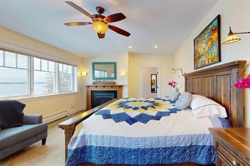 Postel nebo postele na pokoji v ubytování Smooth Sailing on Lake Champlain