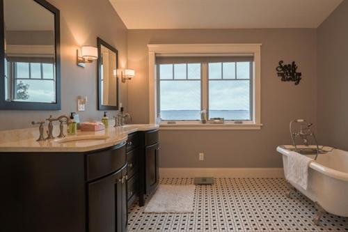 Koupelna v ubytování Smooth Sailing on Lake Champlain