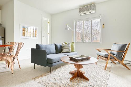 a living room with a couch and a table at Kasa Del Ray Alexandria in Alexandria
