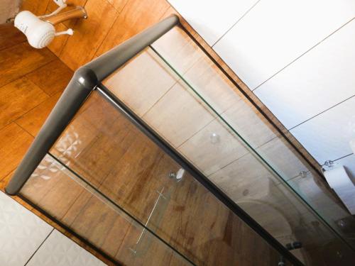 a glass railing in a shower in a bathroom at Pousada 4 Estações in Botucatu
