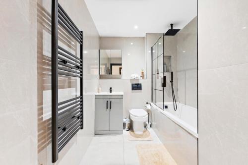 Ένα μπάνιο στο Luxurious Modern 2 Bedroom Apartment with Terrace