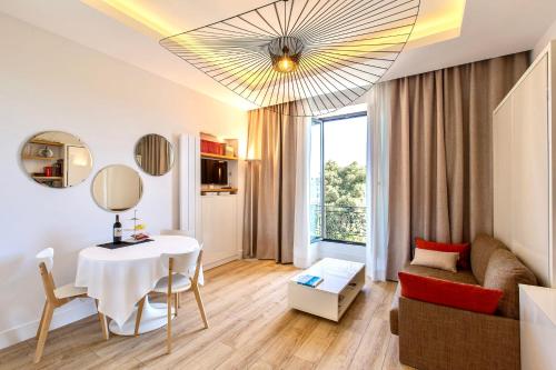 GRAND HÔTEL Golden Square 3 min to Beach Green Corridor View AC photo 2