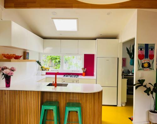 Kuchyň nebo kuchyňský kout v ubytování Tropical Oasis in Oakura