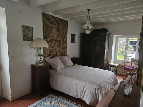 Ένα ή περισσότερα κρεβάτια σε δωμάτιο στο Berrichonne house near Beauval Zoo