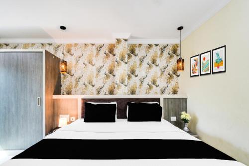 Ένα ή περισσότερα κρεβάτια σε δωμάτιο στο Townhouse Shamshabad Paradise Formerly Blue Petals Hotel