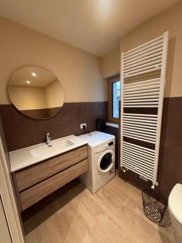 une salle de bains avec lave-linge et lavabo dans l'établissement Casa ViaRoma, à Borno