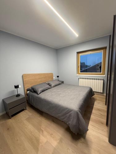 une chambre avec un lit et une fenêtre dans l'établissement Casa ViaRoma, à Borno