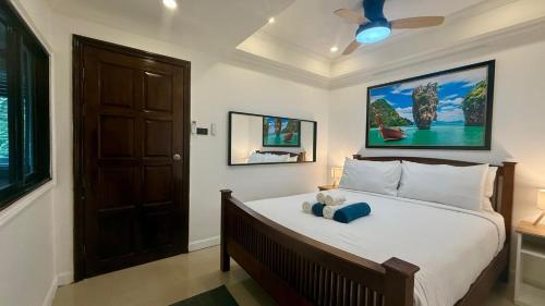 Ένα ή περισσότερα κρεβάτια σε δωμάτιο στο Palace - Spacious 1 bedroom Condo with shared Pool