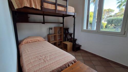 una camera da letto con un letto a castello e una finestra di La Finestra su Mothia a Marsala