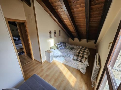 an overhead view of a bedroom with a bed at El Rincón de Escarrilla in Escarrilla