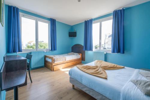 Una cama o camas en una habitación de Hôtel Du Port