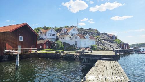 Cosy rural apartment close to Nösund SE09122 في Strand: رصيف في بلدة بها منازل ومياه