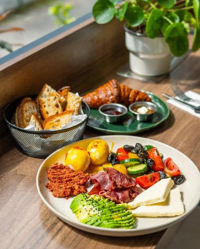 Jídlo v hotelu nebo okolí