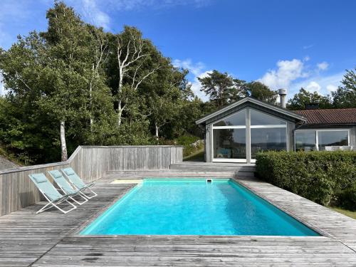 Бассейн в Architect-designed villa with pool, sauna and sea view in Mjörn SE09124 или поблизости