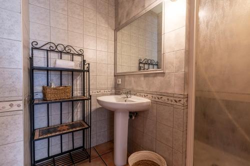 Casa Lucia a 500 m de la playa - Formentera Natural في لا سافينا: حمام مزود بحوض ومِرآة