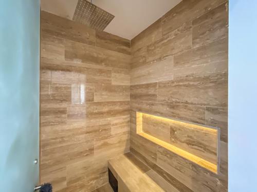 a bathroom with a wooden wall at Villas Tropical By Andiani in Cancún