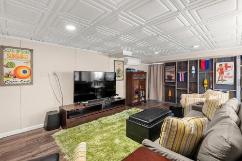 Et tv og/eller underholdning på Heated Plunge Pool Theater Room Backyard Fun