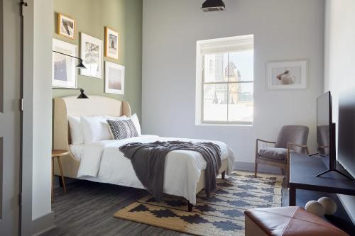 a bedroom with a white bed and a window at Kasa Altmayer Savannah in Savannah