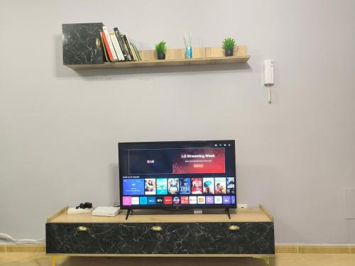 Et tv og/eller underholdning på Luxurious New Apartment