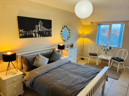 Postel nebo postele na pokoji v ubytování Large Room Near City Centre