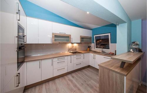 Nice Apartment In Makarska With House Sea View