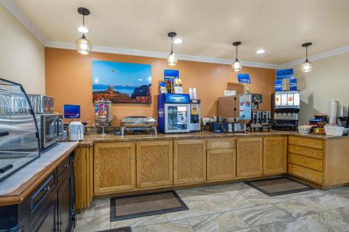 Køkken eller tekøkken på Best Western Santa Rosa Inn