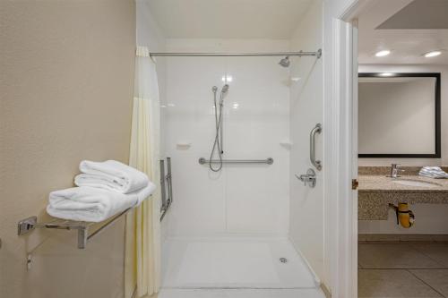 Et badeværelse på Best Western Santa Rosa Inn