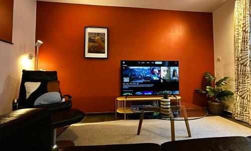 TV/trung tâm giải trí tại Au Petit Pierrot