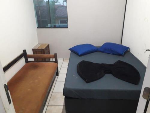 una camera da letto con un farfallino sopra di Pousada Blue Beach House a Peruíbe