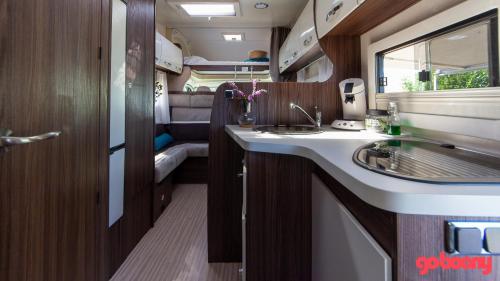 O bucătărie sau chicinetă la Camper max 5p, unique experience, terras, central Belgium