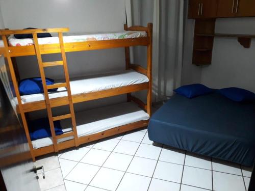 een kamer met een stapelbed en een stapelbed gmaxwell gmaxwell gmaxwellythonythonython bij Pousada Blue Beach House in Peruíbe